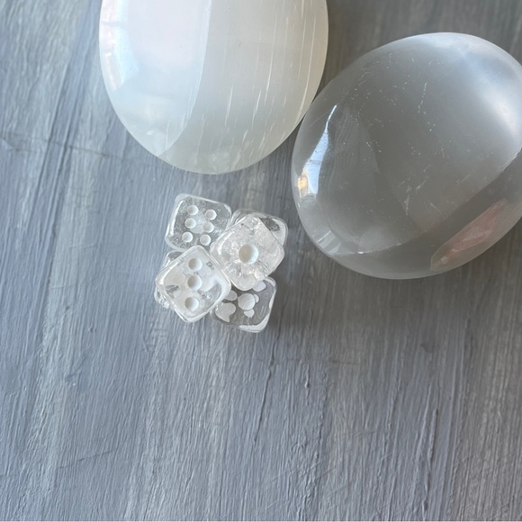 Crystal Quartz dice pair - Picture 2 of 8